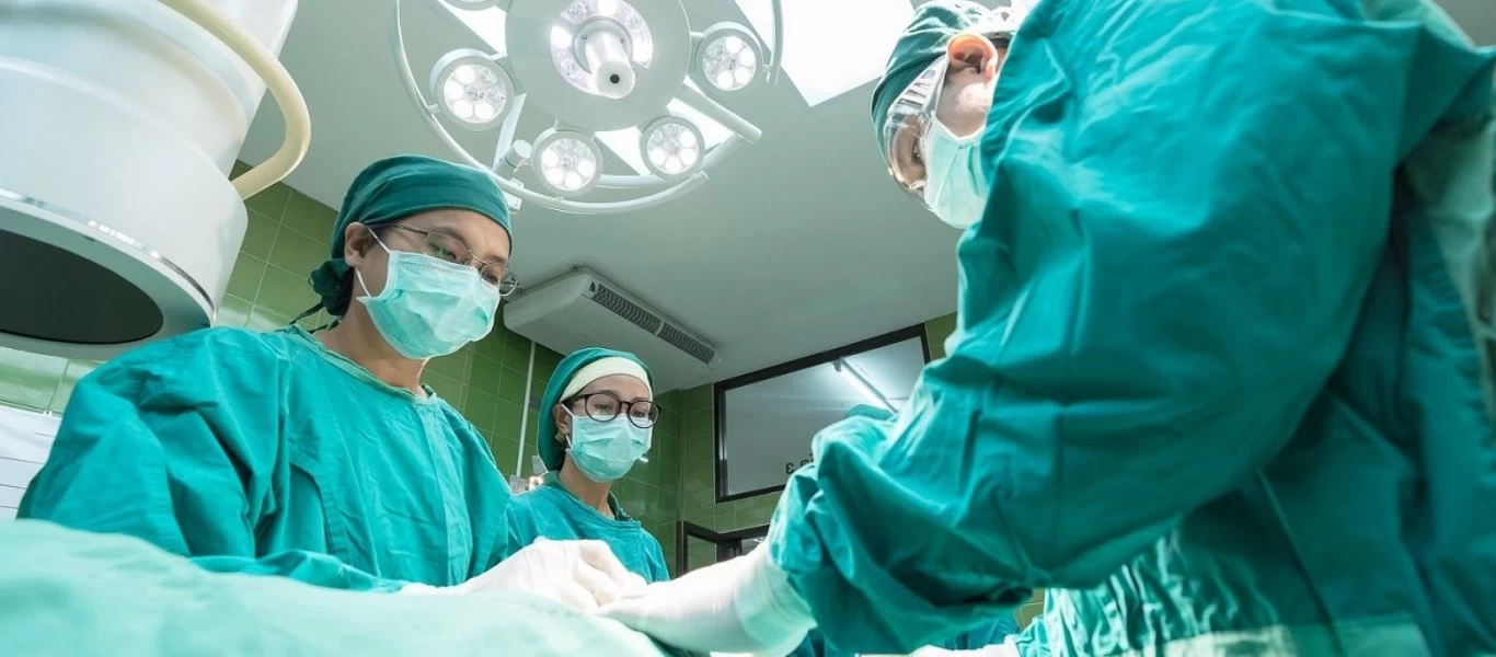 Το γνωρίζατε; - Δείτε γιατί οι χειρουργοί φορούν μπλε ή πράσινες στολές